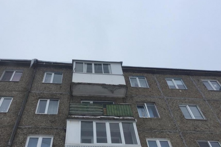 В УГЗ посоветовали вовремя убирать снег и наледь с балконов В УГЗ посоветовали вовремя убирать снег и наледь с балконов