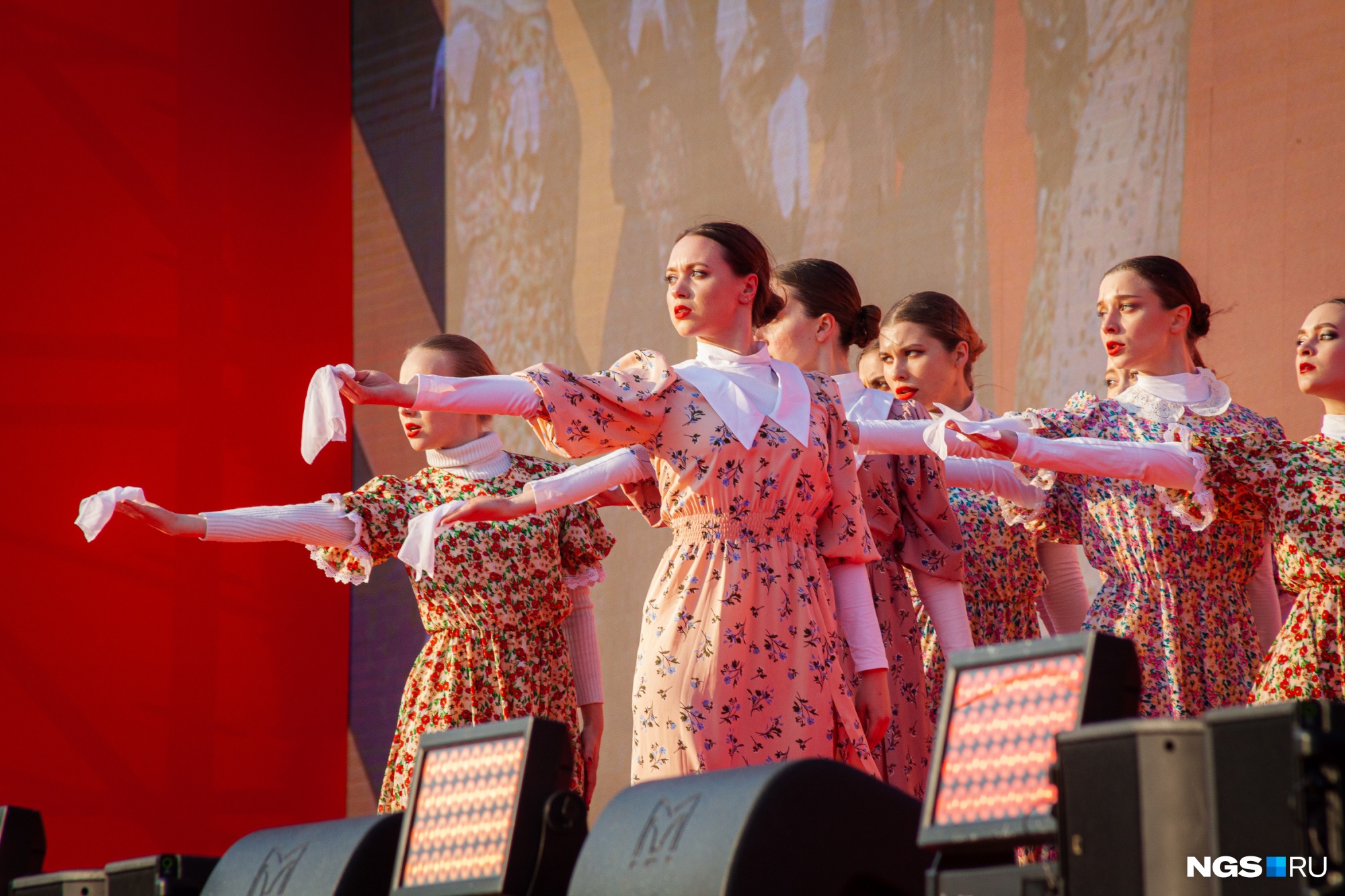 В 19 часов на площади Ленина стартовал праздничный концерт, который начался с песни «Я хочу жить в России»