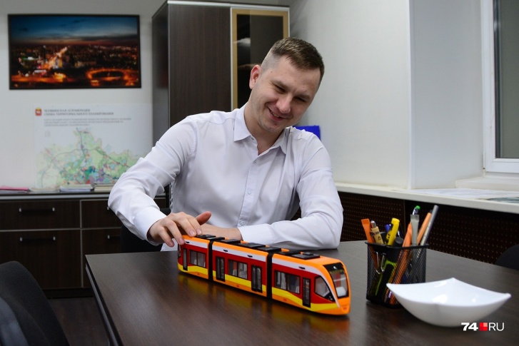 Александр Егоров и макет трехсекционного поезда метротрама вместимостью 200 человек — такие, по замыслу, пойдут в Челябинске уже через три года