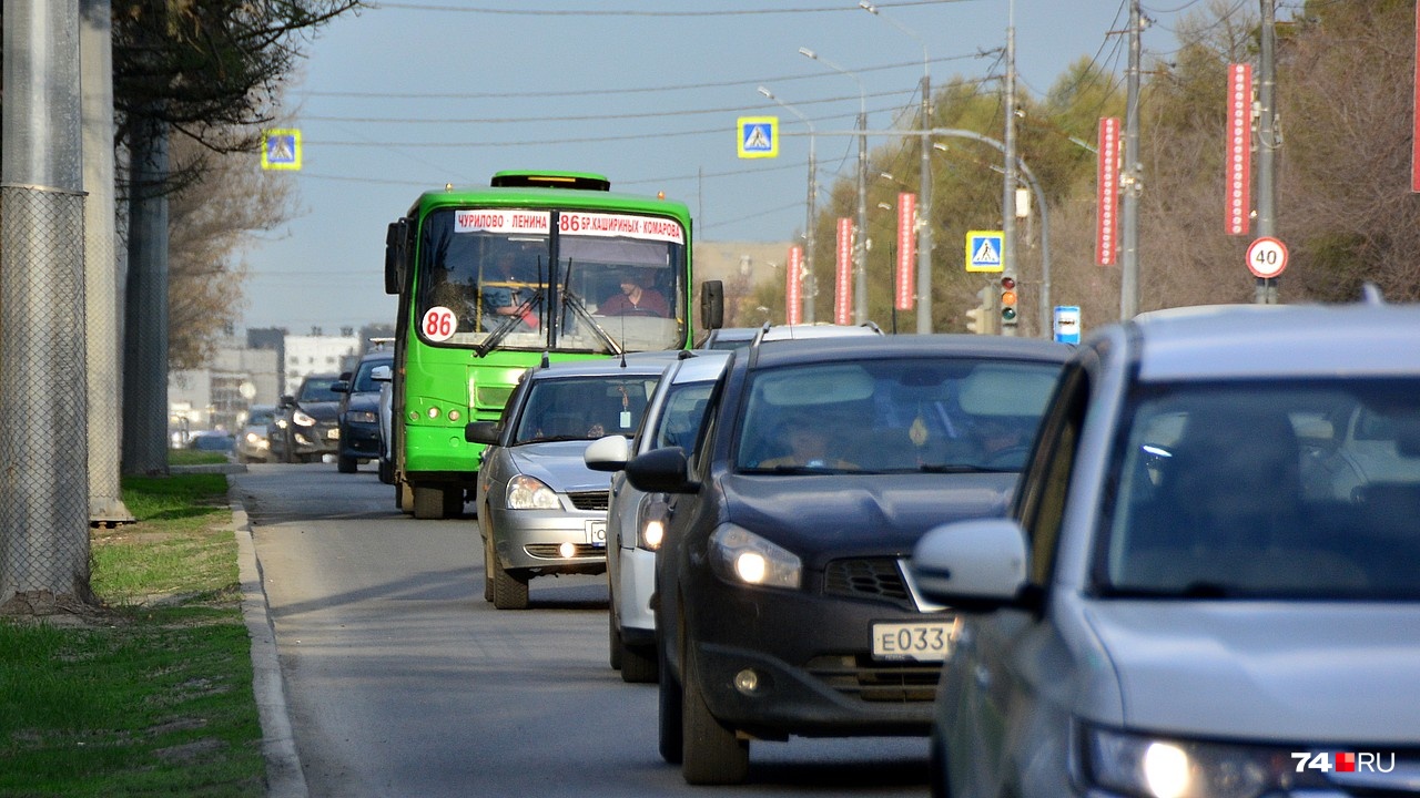 Нынешний поток общественного транспорта на Худякова довольно скромен Нынешний поток общественного транспорта на Худякова довольно скромен