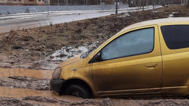 «Еще вчера здесь было нормально»: в Ярославле автомобиль утонул в грязи посреди района новостроек