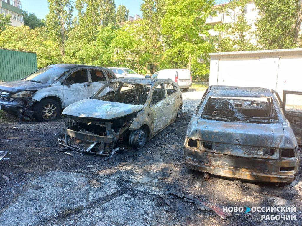 Как выглядели машины после ночного пожара