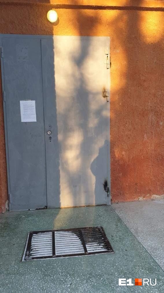 А это входная дверь. И о какой безопасности может идти речь?