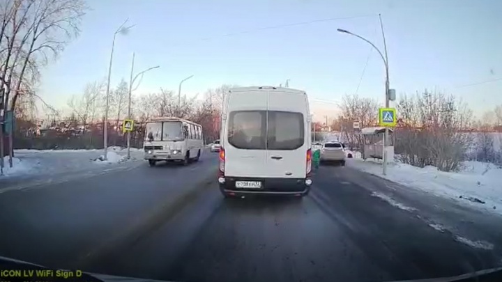 Сантиметр до трагедии. В Екатеринбурге водитель-торопыга едва не снес ребенка на пешеходном переходе