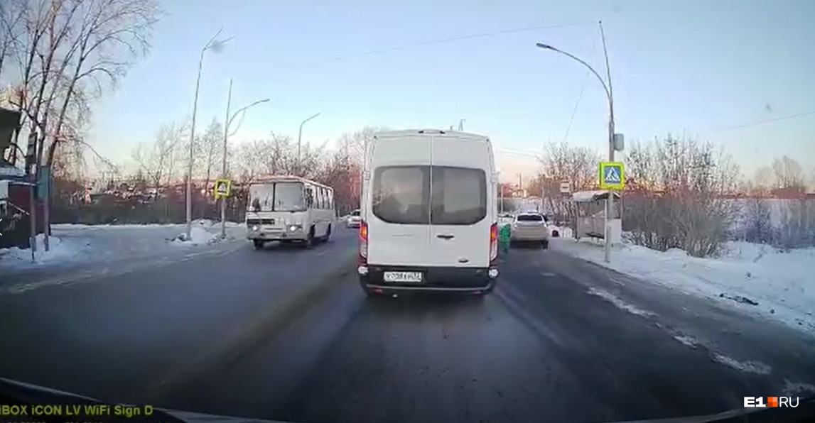 Сантиметр до трагедии. В Екатеринбурге водитель-торопыга едва не сбил ребенка на пешеходном переходе