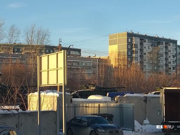 Опять танки в городе. В Екатеринбурге вторую неделю продолжается массовая переброска военной техники