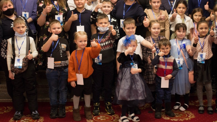 «Тут такие высокие здания, как в Москве!»: детей погибших на «Листвяжной» привезли в Новосибирск