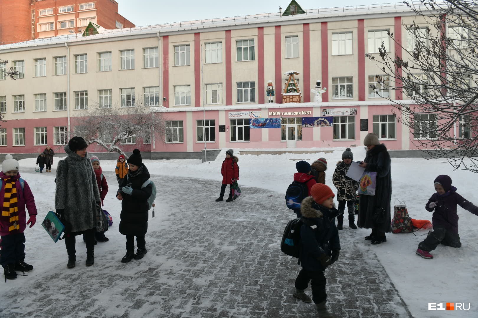 Сош екатеринбург. Первая школа Екатеринбург. Минирование школ в Екатеринбурге. Заречье школа заминирована. 224 Школа Екатеринбург.