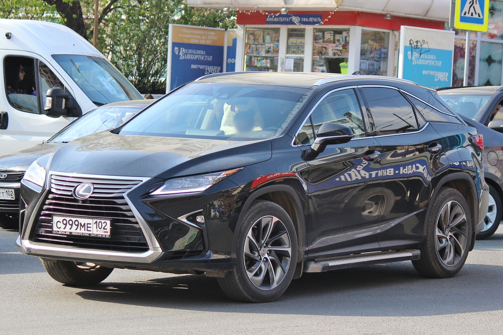 А это — Lexus RX директора муниципального учреждения А это — Lexus RX директора муниципального учреждения