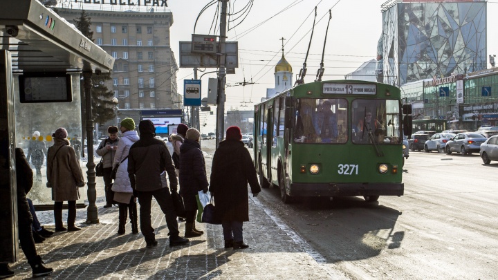 В Новосибирске возбудили уголовное дело после того, как женщину ударило током в троллейбусе