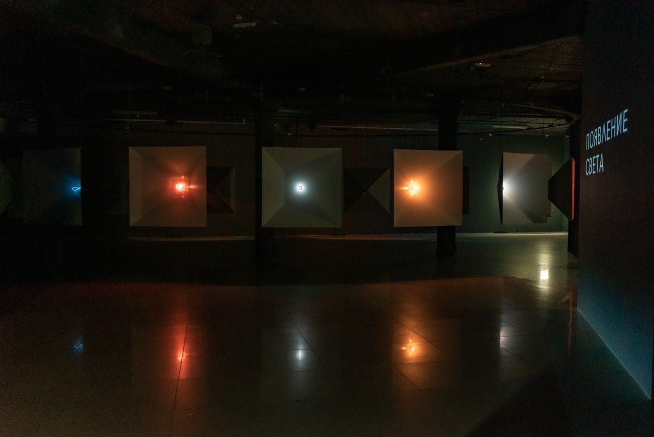Инсталляции на выставке созданы за счет световых эффектов