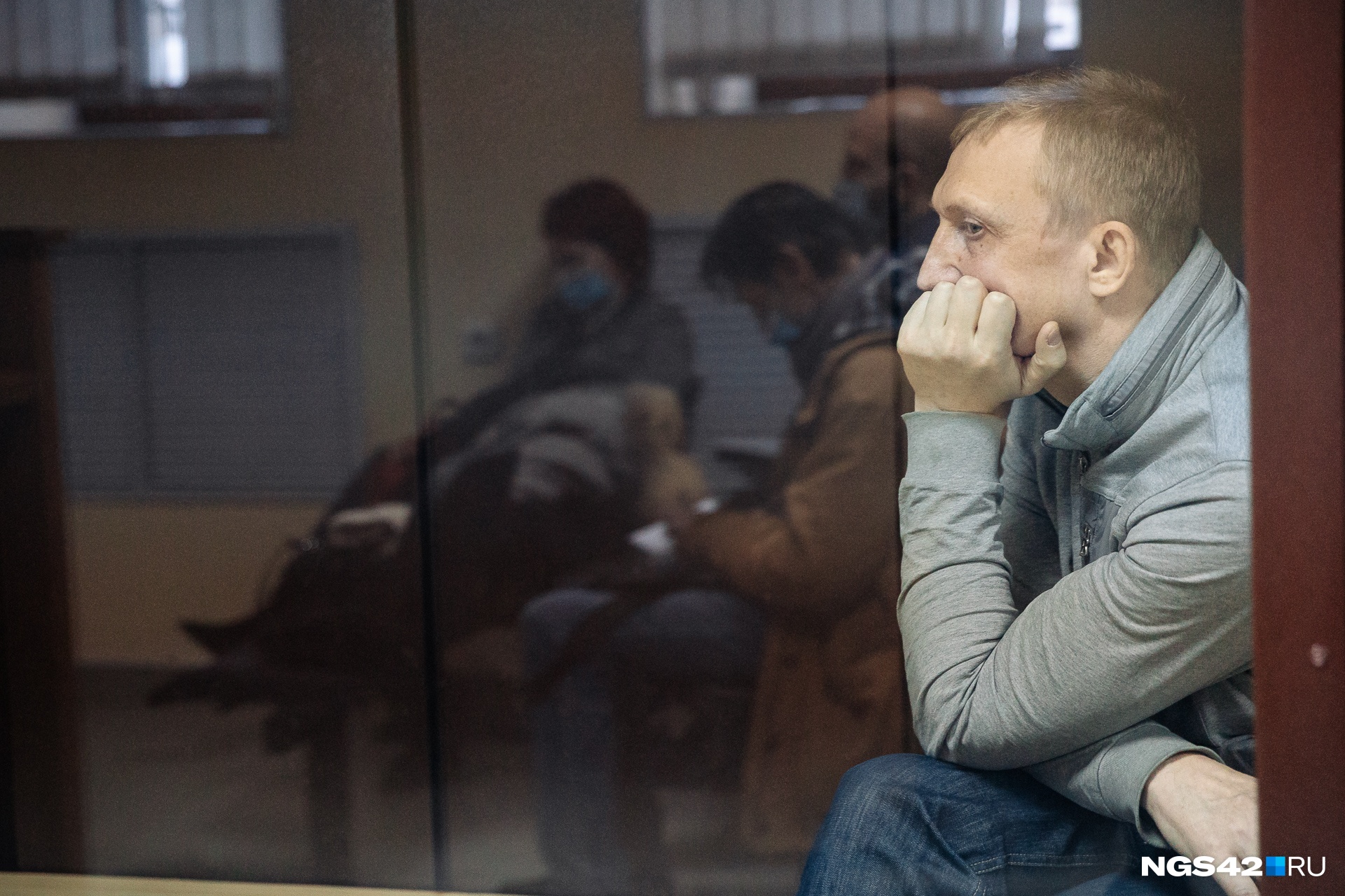 Сергей Калинкин отгорожен от других участников заседания стеклом Сергей Калинкин отгорожен от других участников заседания стеклом