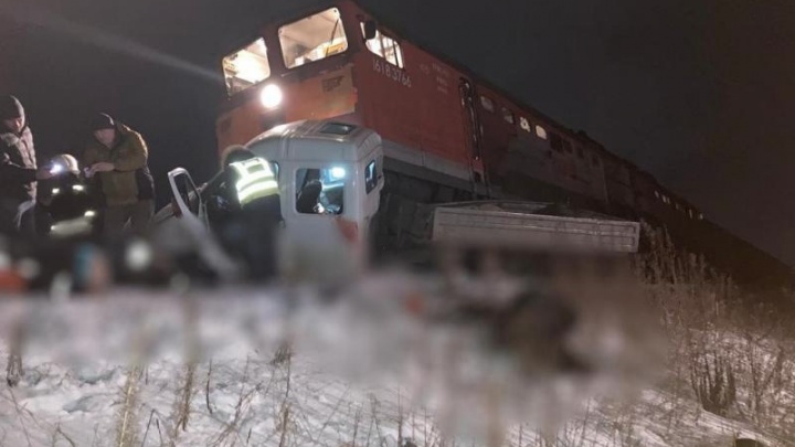 В Красноярском крае грузовой поезд столкнулся с Газелью — погиб омич