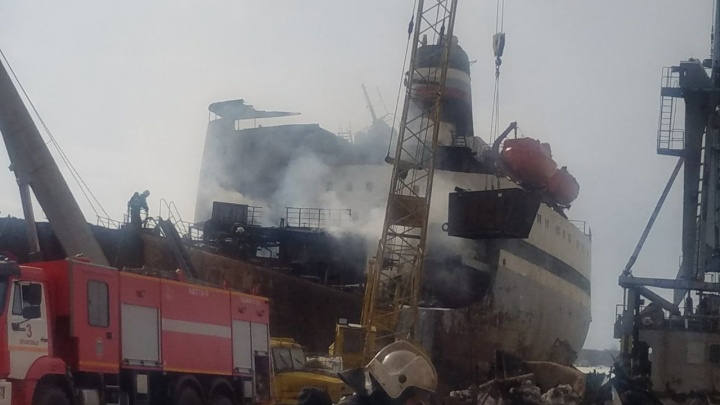 Как в Архангельске тушили пожар на танкере «Генрих Гасанов»: публикуем фото и видео