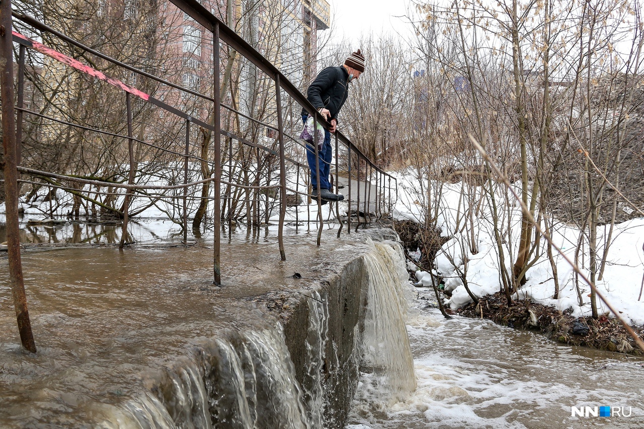 Весной из-за сильного паводка в Нижегородской области были затоплены десятки районов. Под водой оказались дома, земельные участки и мосты. Для быстрого реагирования спецслужб в регионе был введен режим повышенной готовности