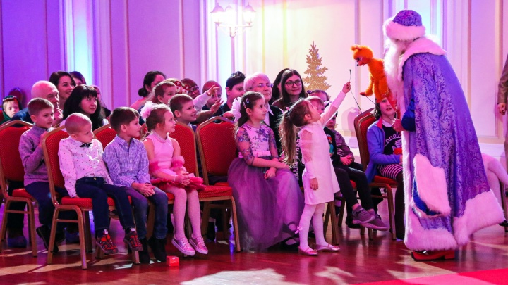 «Тихий праздник в Гербовом зале»: на Нижегородской ярмарке провели елки для детей с аутизмом