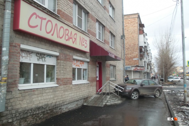 Мужчина врезался в здание столовой на улице Заводской