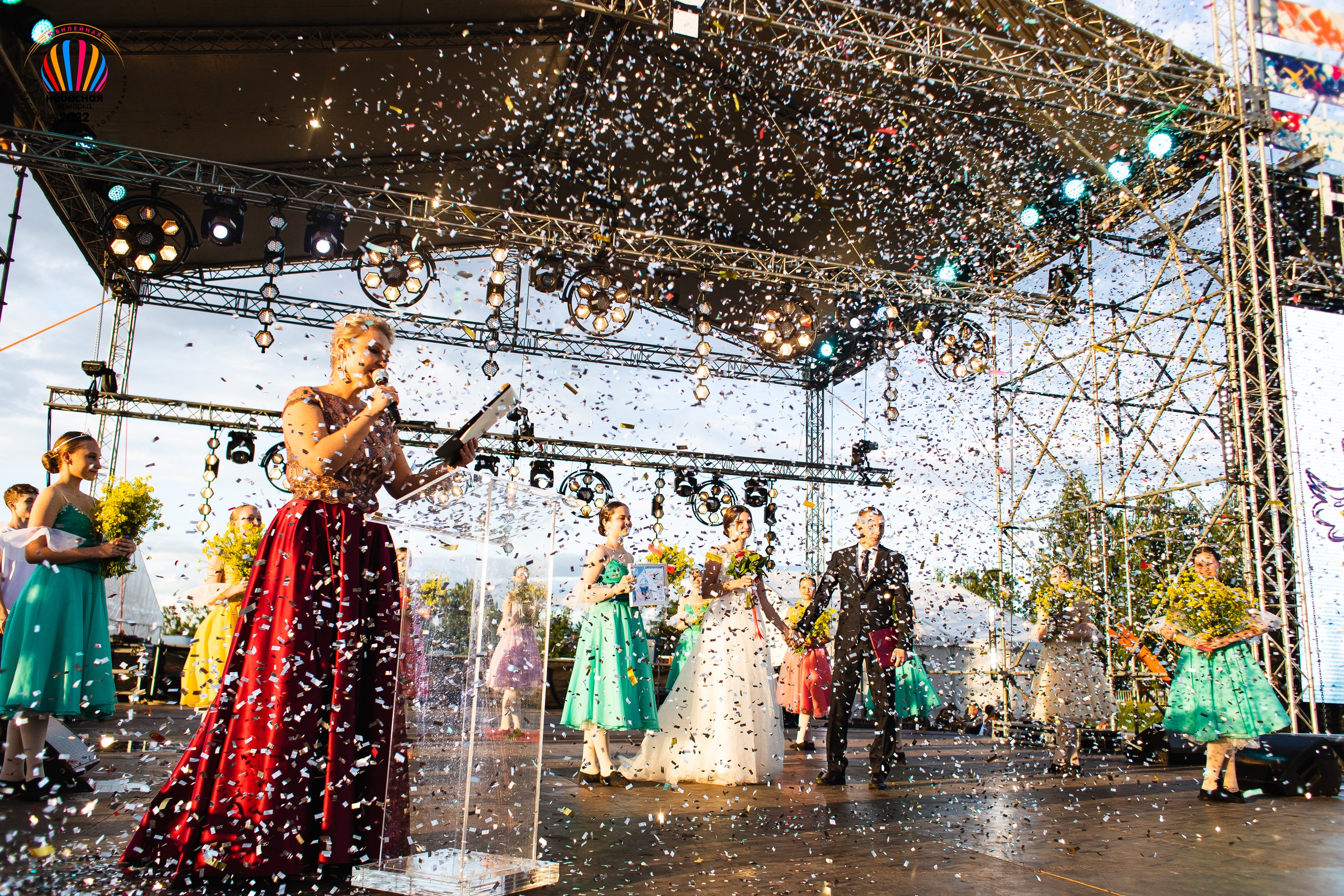 Андрей и Анастасия поженилась накануне, организаторы фестиваля захотели поздравить их, пригласив на сцену