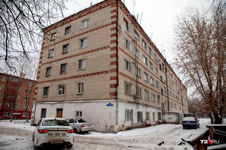 Общежитие на Карла Маркса, 121 много лет привлекает внимание вечными проблемами. Здание признано аварийным и подлежит сносу к 2029 году
