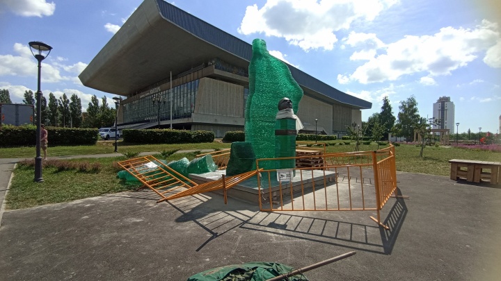 В Автозаводском районе вандалы сломали памятник Пальмиро Тольятти