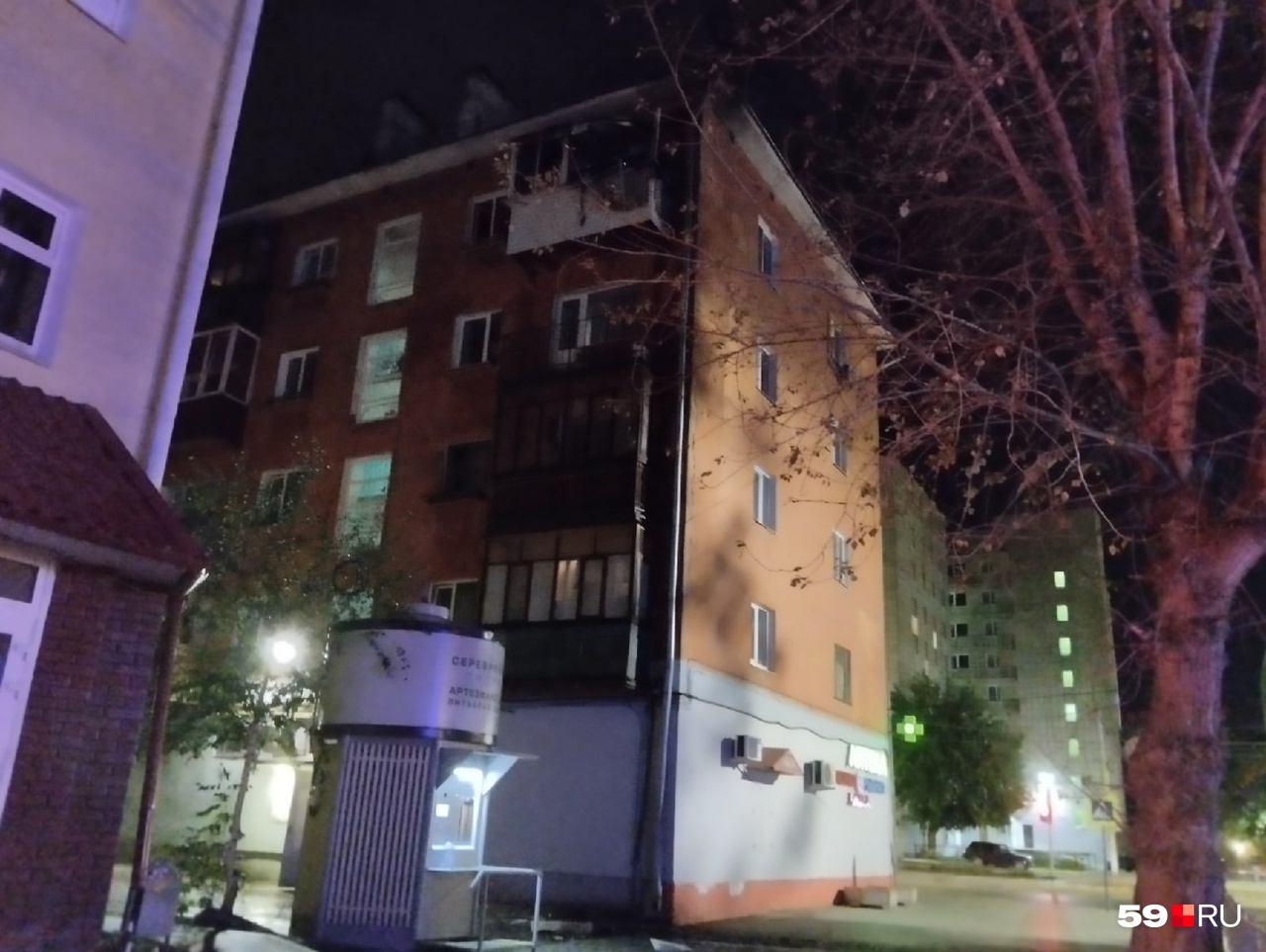 Горел верхний угловой балкон Горел верхний угловой балкон