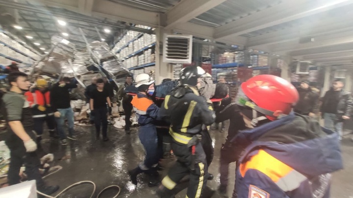 Огромный стеллаж с алкоголем рухнул на сотрудника склада в Красноярске