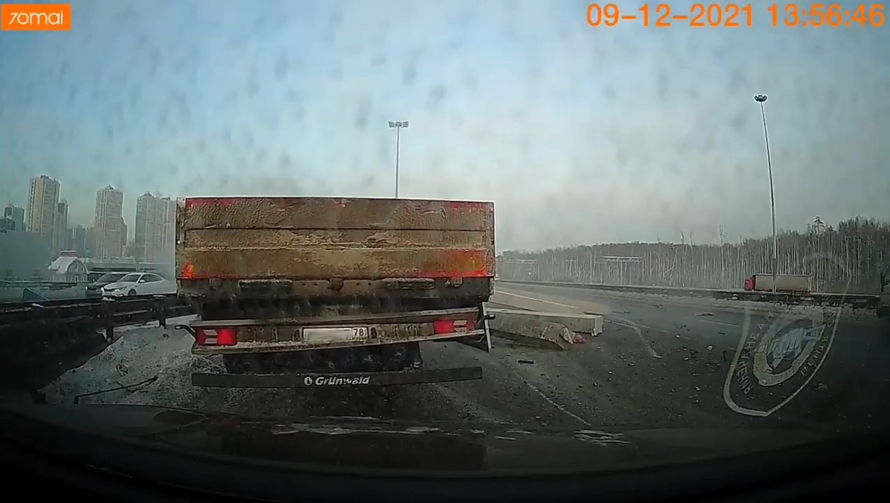 Скриншот видео из группы <a href="https://vk.com/wall-68471405_16098730" class="io-leave-page _" target="_blank">«ДТП и ЧП | Санкт-Петербург»</a>