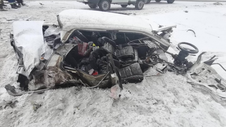 В двух авариях на заснеженных трассах Красноярского края погибли три человека