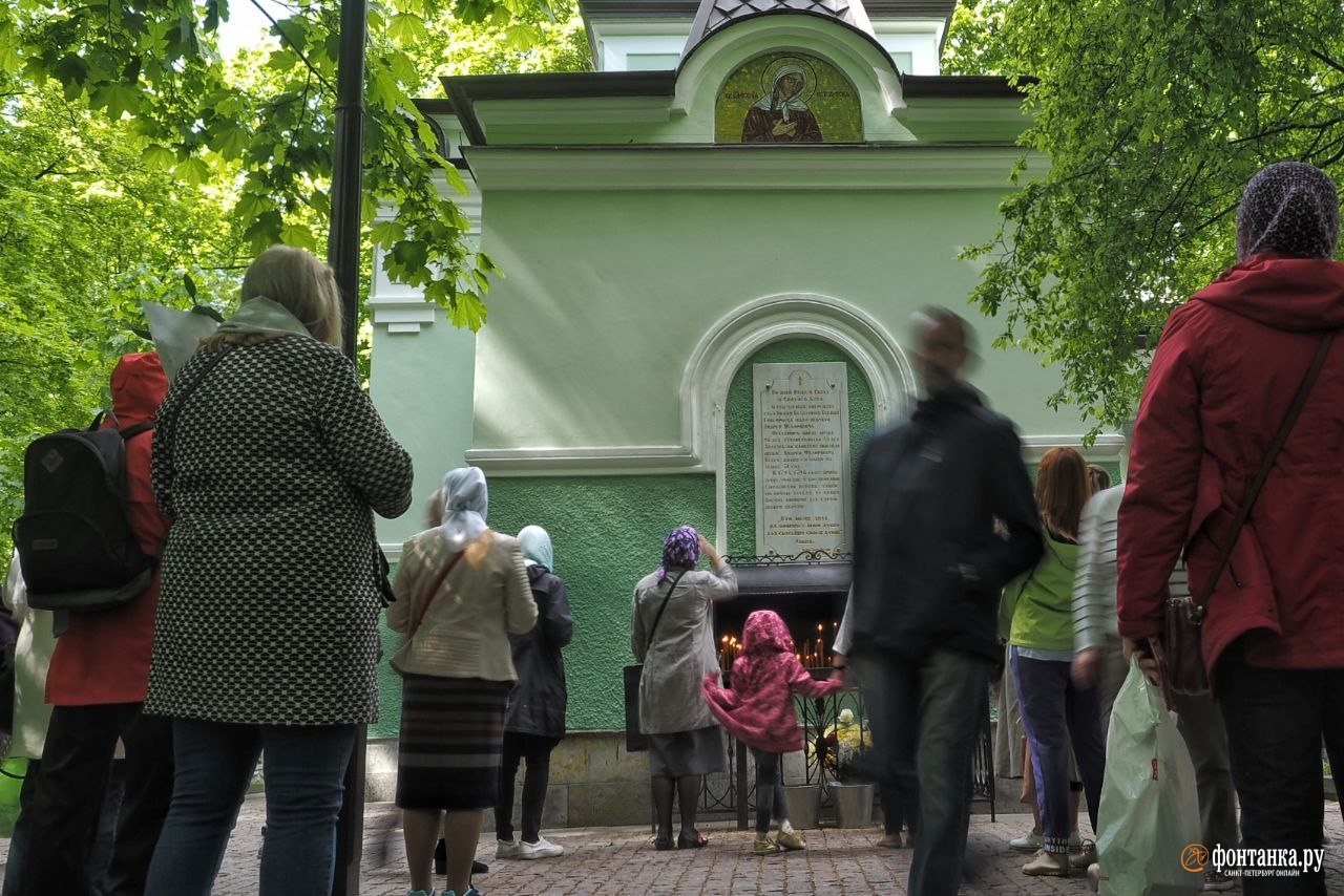 Петербуржцы в день памяти Ксении Петербургской пришли на Смоленское кладбище  просить чуда | 06.06.2022 | Санкт-Петербург - БезФормата