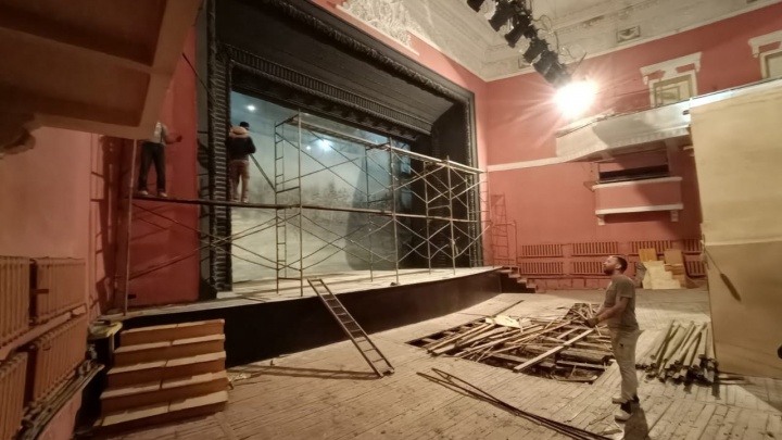 «Работы идут полным ходом»: семь фотографий из закрытого на ремонт драмтеатра в Кургане