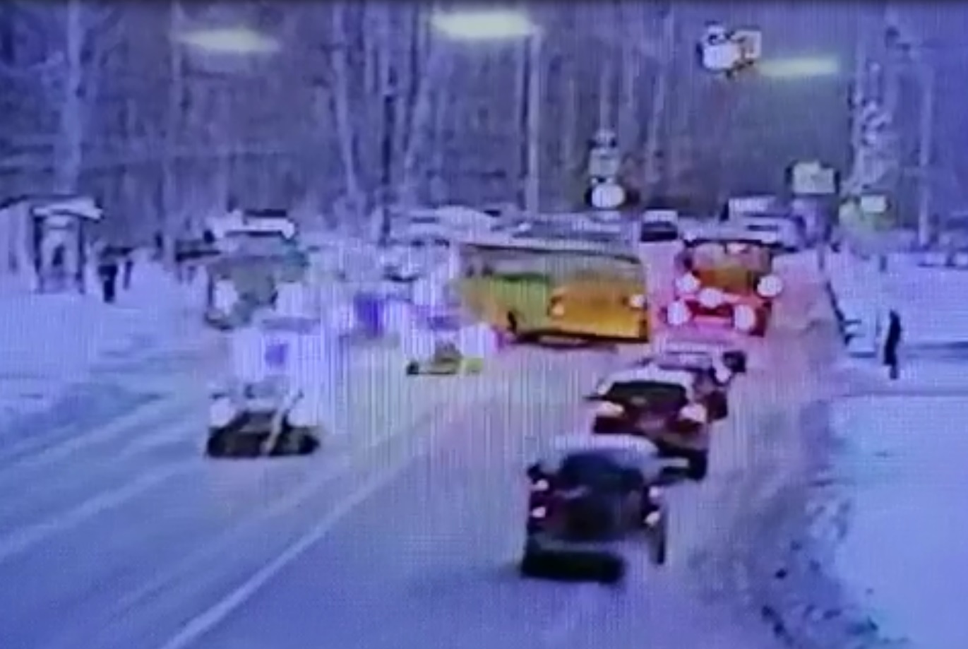 Автобус пошел в занос: момент жесткой аварии в Пионерском записала уличная камера