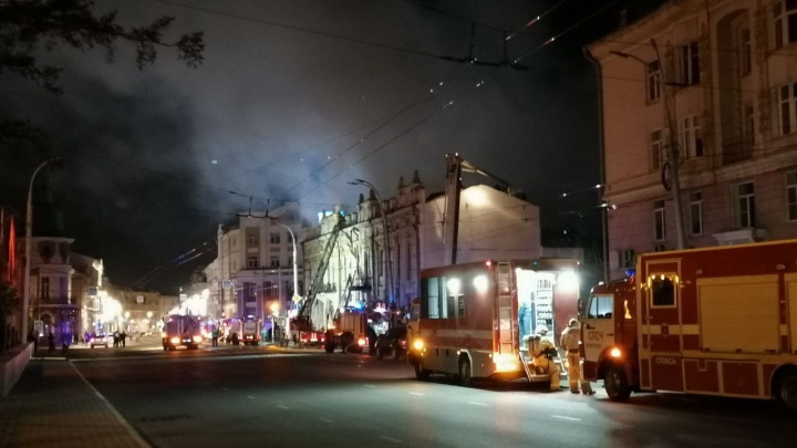 Пожар в здании иркутского ТЮЗа локализован ближе к часу ночи 14 мая