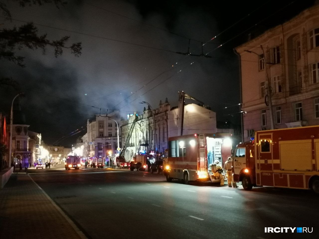 Пожар в здании иркутского ТЮЗа локализован ближе к часу ночи 14 мая