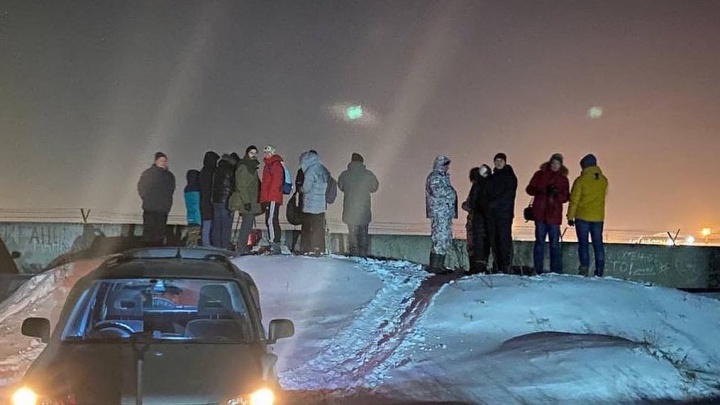 В Новосибирск впервые за 23 года прилетела «Белуга» — десятки человек приехали посмотреть на посадку