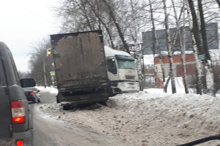 Фура врезалась в снежный борт Фура врезалась в снежный борт
