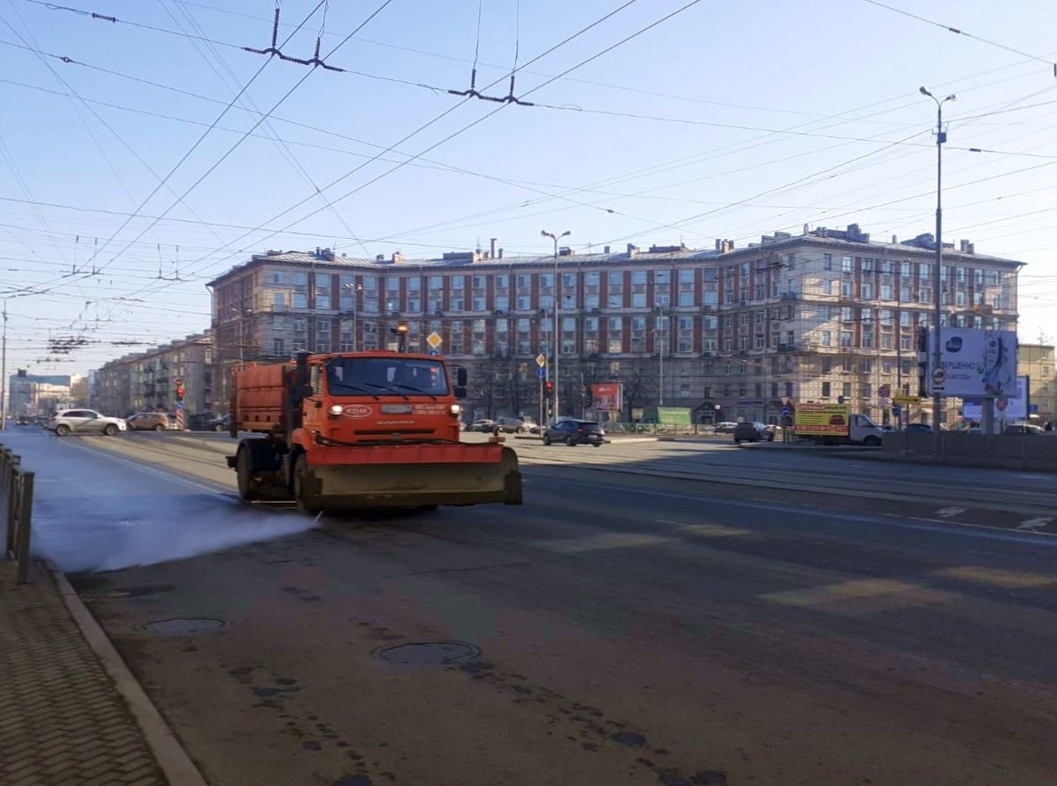 Дорожники воспользуются теплом, чтобы «точечно замыть» участки петербургских улиц