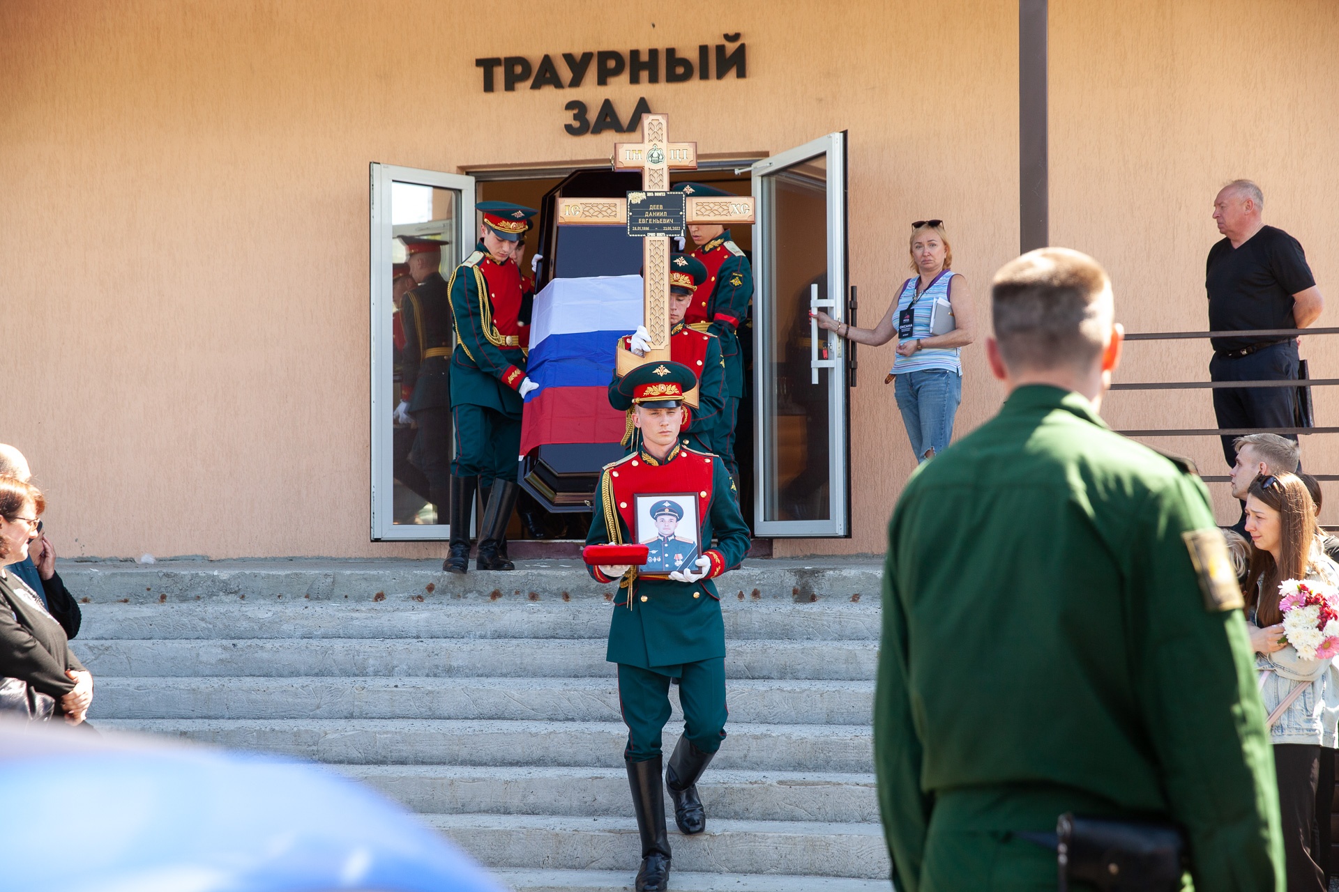 По словам близких, Даниил родился в Ишиме. После окончания военного училища он женился, его отправили служить в Улан-Удэ По словам близких, Даниил родился в Ишиме. После окончания военного училища он женился, его отправили служить в Улан-Удэ