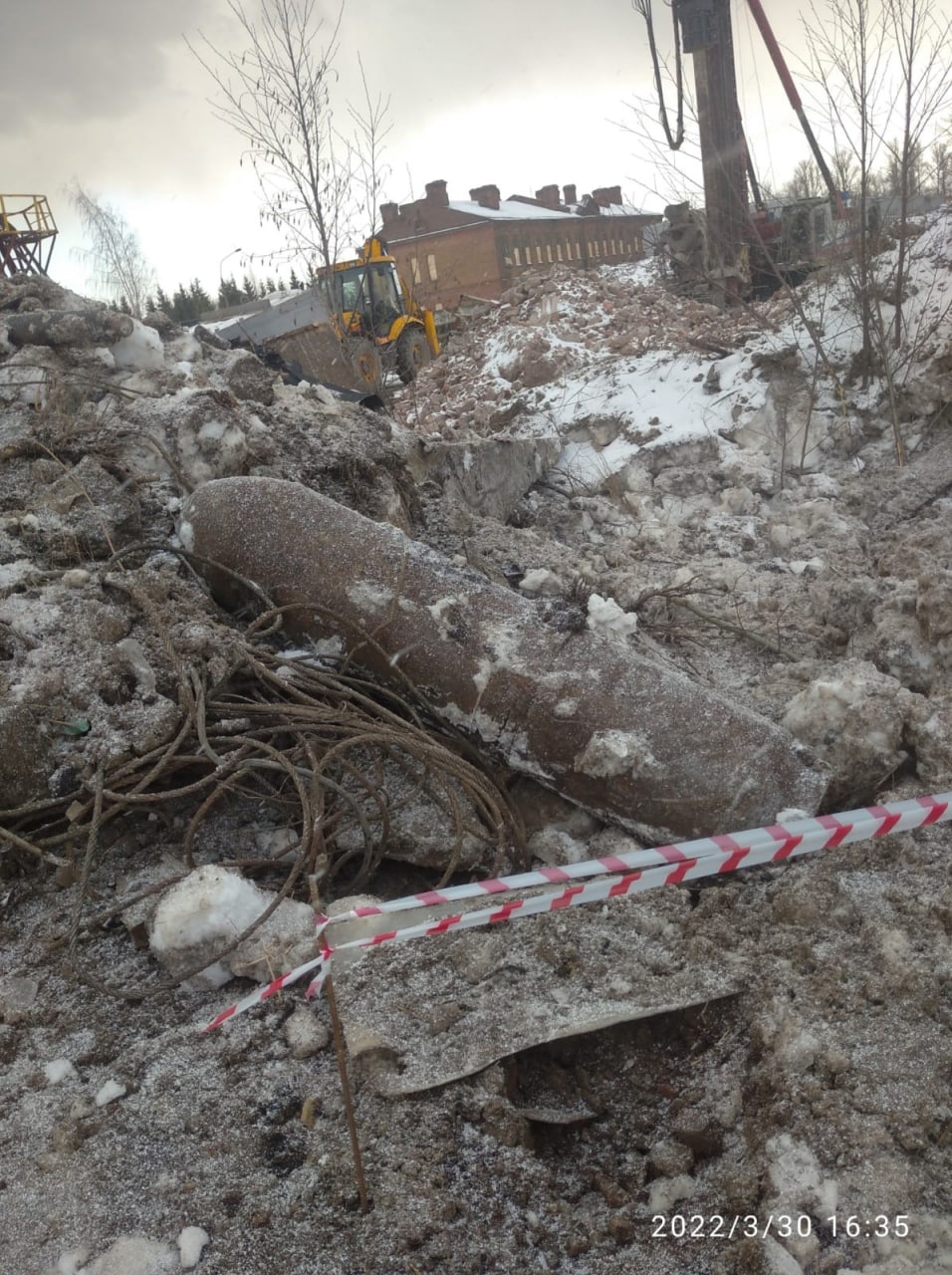 На судостроительном заводе в Петербурге среди мусора нашли авиабомбу