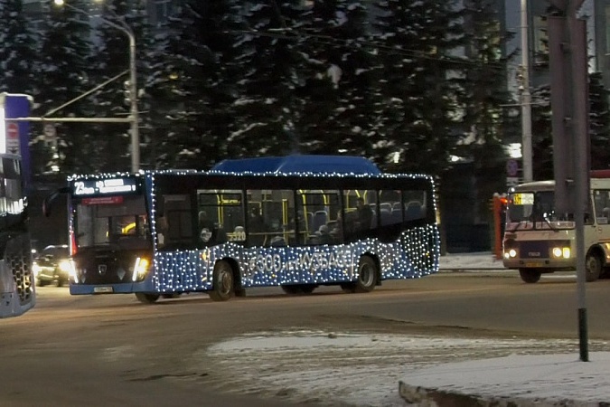 Украшенные автобусы выполняют вечерние маршруты Украшенные автобусы выполняют вечерние маршруты