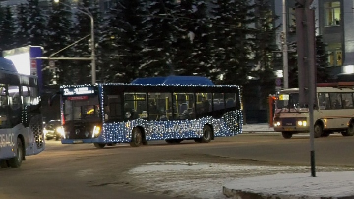 По Кемерову ездят украшенные к Новому году автобусы. Рассказываем, по каким маршрутам они ходят