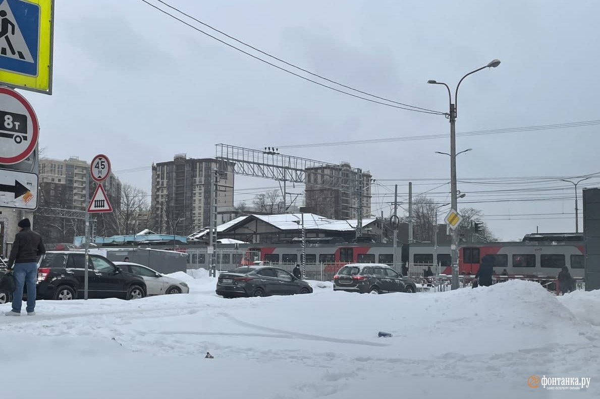 Застрявшая на переезде «Ласточка» выстроила водителей в очередь на Удельной  | 24.12.2021 | Санкт-Петербург - БезФормата