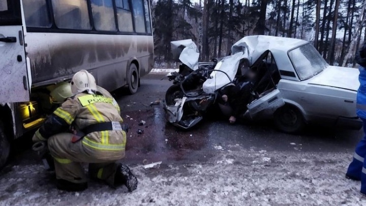 На уральской трассе ВАЗ влетел в автобус. Водитель погиб на месте, пассажиры пазика пострадали