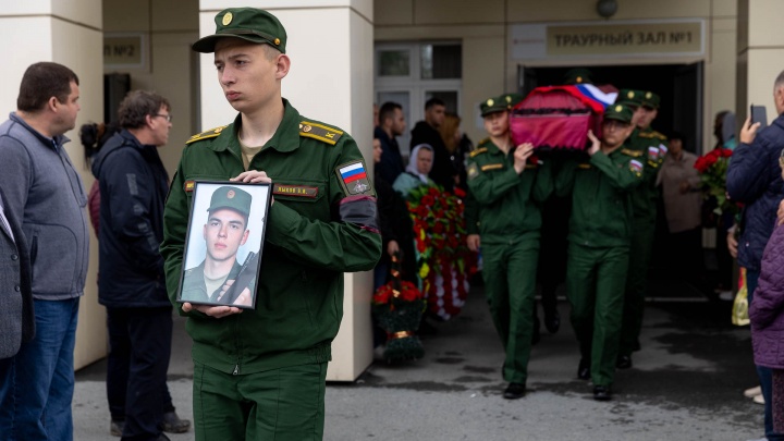 «Говорили, что пропал без вести». В Тюмени простились с 21-летним сержантом, погибшим в спецоперации