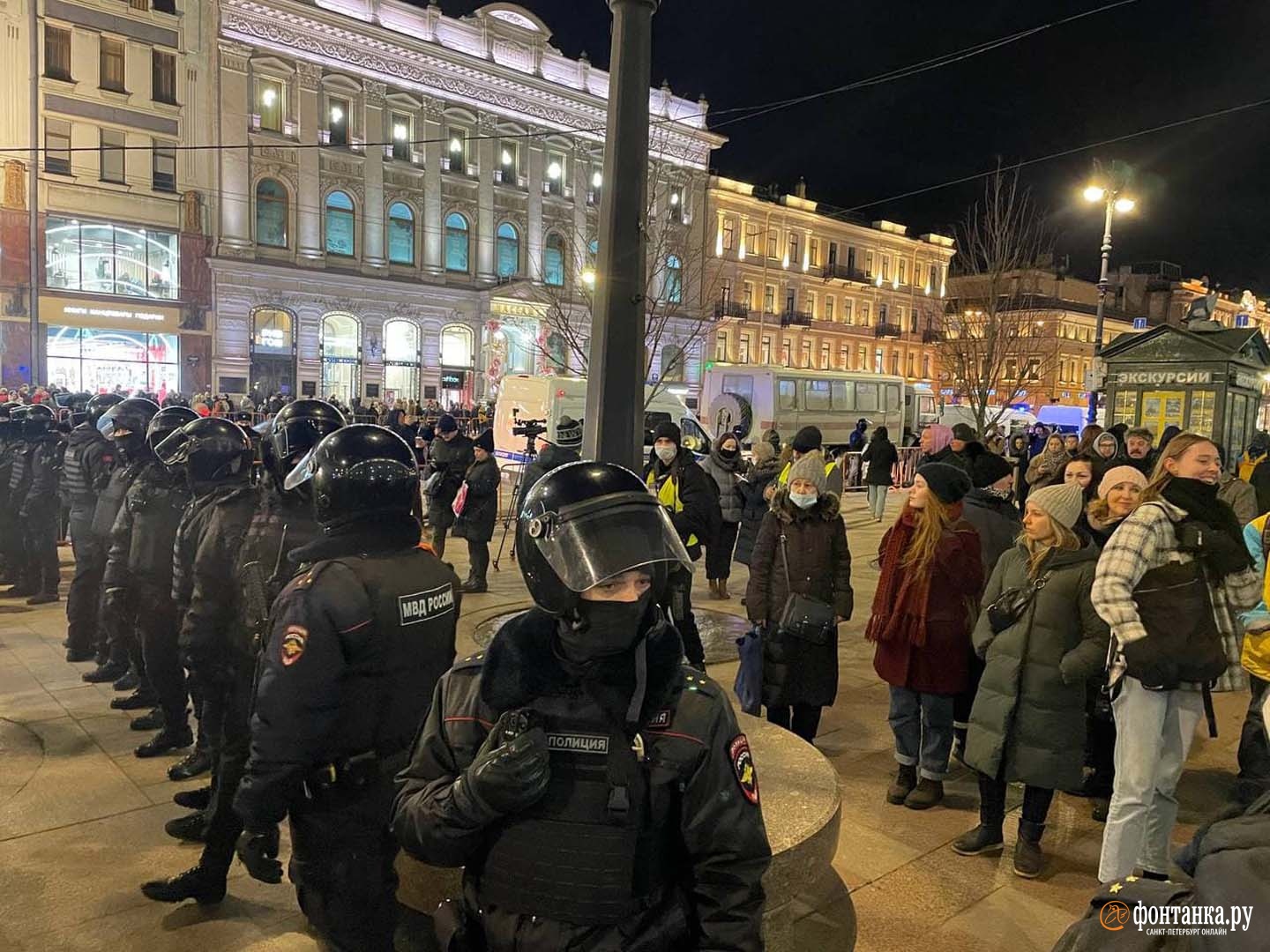 В Петербурге акция против спецоперации на Украине закончилась зачисткой  площади у Гостиного двора | 26.02.2022 | Санкт-Петербург - БезФормата