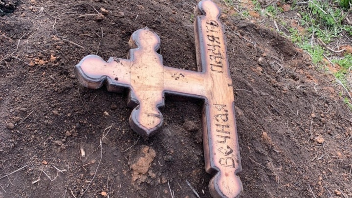 «Боимся, из него признание выбивают»: полиция подозревает в спиливании крестов на могиле в РТ родных усопшего