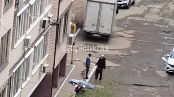 В Музыкальном микрорайоне Краснодара нашли тело мужчины с ножевыми ранениями
