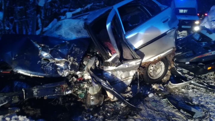 «Не смогли вытащить из машины»: в жестком ДТП в Ярославской области погиб водитель легковушки