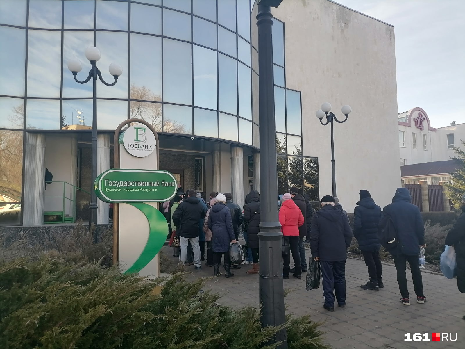 Очереди у банкоматов и на заправках: что происходит в пустеющем Луганске