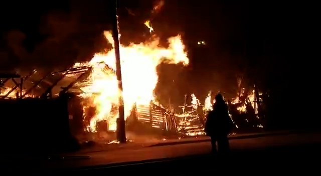 В центре Челябинска на Российской, где хотят построить деловой квартал, снова сгорел частный дом
