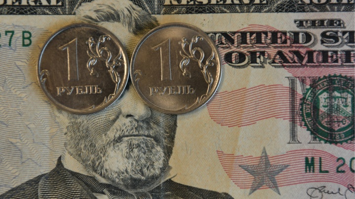 На бирже творится вакханалия: доллар и евро резко рухнули. Экономист объяснил, почему укрепился рубль
